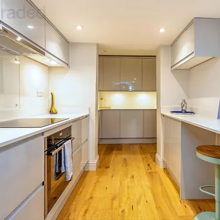Stylish Clifton Garden With Terrace