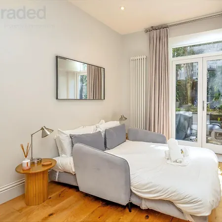 Stylish Clifton Garden With Terrace *