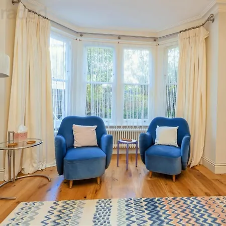 Stylish Clifton Garden With Terrace *