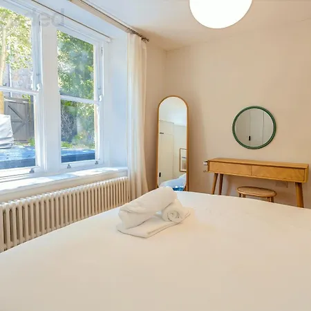 Stylish Clifton Garden With Terrace Apartment