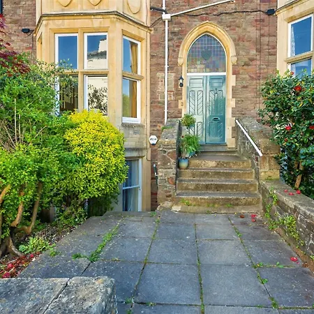 Stylish Clifton Garden With Terrace Apartment