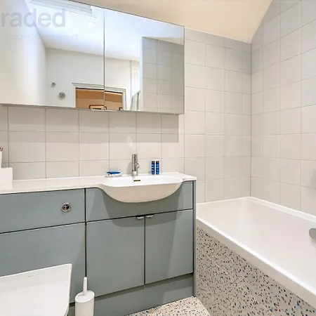 Stylish Clifton Garden With Terrace Bristol
