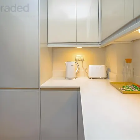 Stylish Clifton Garden With Terrace Apartment